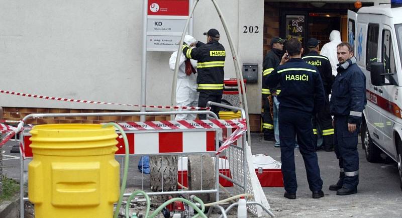 Podezření na velmi závažnou infekční chorobu u studenta z Tanzanie svolalo do studentských kolejí pardubické univerzity záchranáře, hasiče a hygieniky. Nákaza virem Ebola se u studenta, který se vrátil z Afriky, naštěstí nepotvrdila.