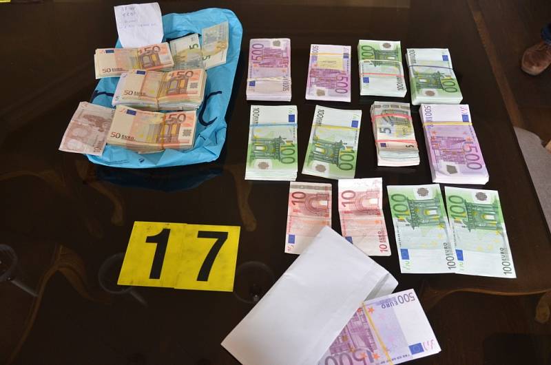 Při zákroku policie zajistila movité věci i finanční hotovost. Jen v bankovkách to bylo deset milionů korun.