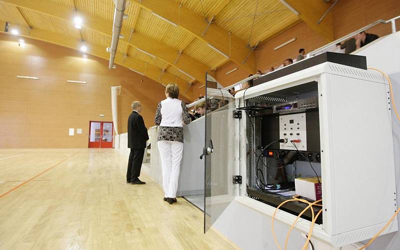 Prosklená skříň s elektroinstalací - metr a půl od postraní čáry palubovky