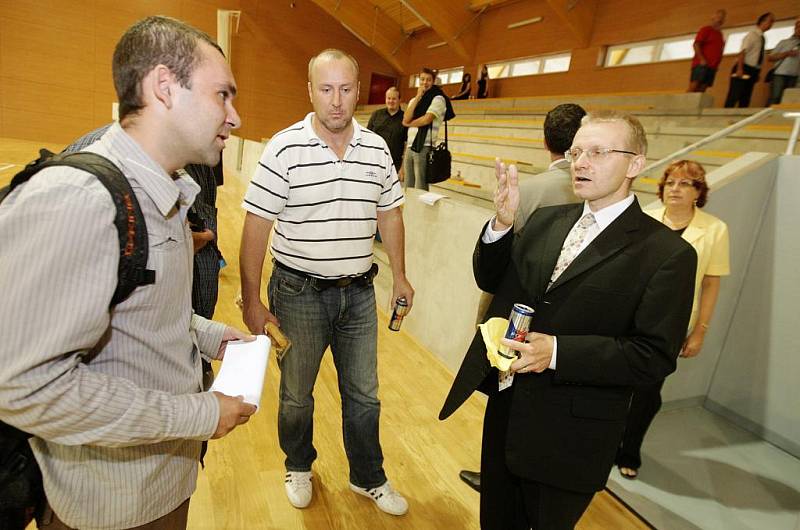 Trenér florbalistů Miroslav Janovský (vlevo) a náměstek hejtmana Jan Tichý (vpravo) řeší problematické prvky nové haly.  