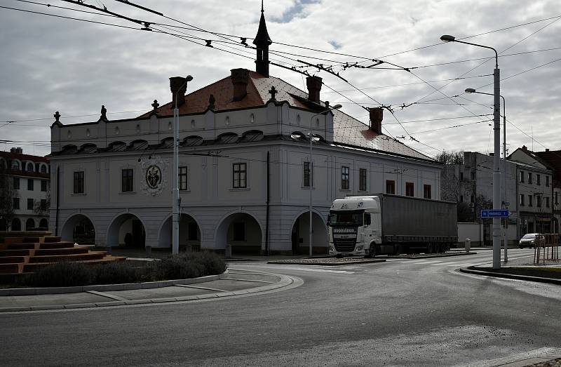 Přes lázeňské město si zkracují cestu tisíce kamionů denně.