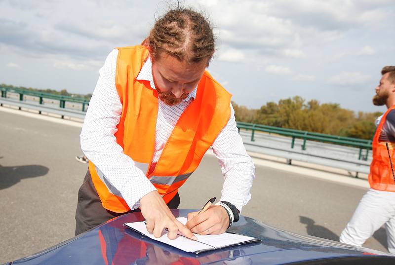 Setkání kandidátů  na hejtmana Pardubického kraje na rozestavěné dálnici D35 u Opatovic nad Labem.