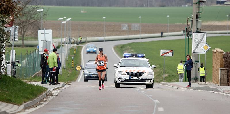 Mistrovství České republiky v půlmaratonu vyhráli Vít Pavlišta (číslo1) a Tereza Hrochová (číslo 11).