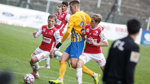 Fotbalové utkání Fortuna ligy mezi FK Pardubice (v červenobílém) a SFC Opava ( ve žlutomodrém) na Městském stadionu Ďolíček v Praze.