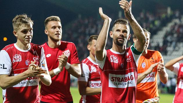 Fotbalové utkání Fortuna ligy mezi FK Pardubice (v červenobílém) a SK Slavia Praha ( v černém) na Městském stadionu Ďolíček v Praze.