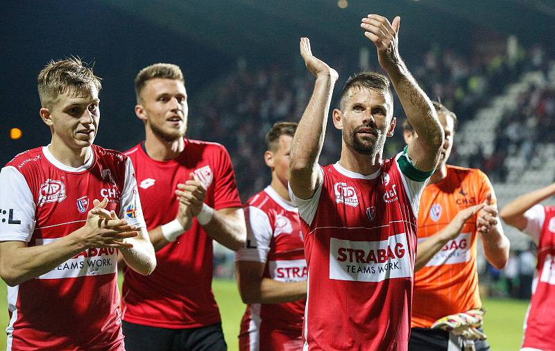 Fotbalové utkání Fortuna ligy mezi FK Pardubice (v červenobílém) a SK Slavia Praha ( v černém) na Městském stadionu Ďolíček v Praze.