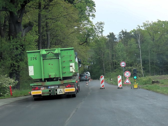 Oprava silnice s položením nového asfaltového koberce na téměř dvoukilometrovém úseku v lese mezi Zminným a Černou za Bory.