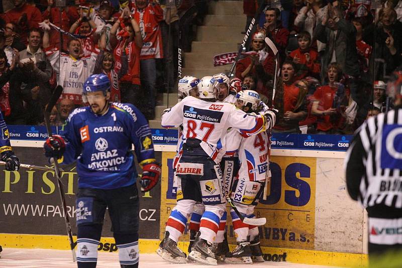 Momentky z hokejového utkání mezi Pardubicemi a Vítkovicemi