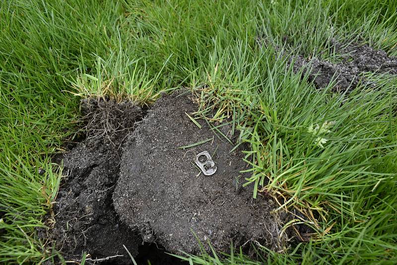 Letní stadion v Pardubicích ještě před zahájením rekonstrukce obsadili archeologové. Nalezené předměty vyprávějí příběhy spojené s koncem druhé světové války v Pardubicích.