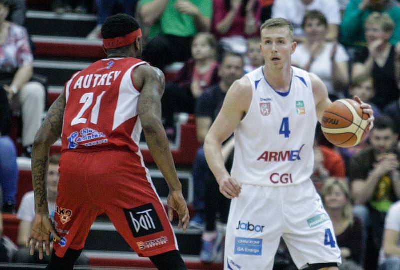 2. semifinále basketbalové Kooperativa NBL mezi BK JIP Pardubice (v bíločerném) a BK Armax Děčín (v černém).