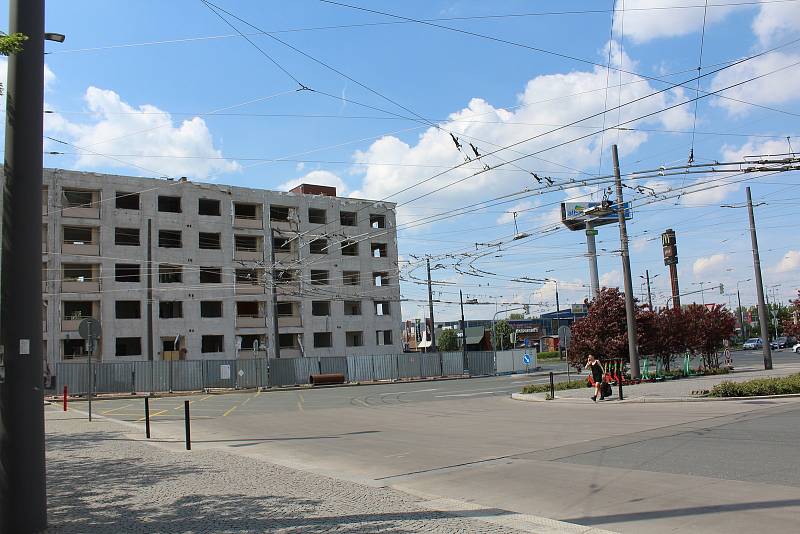 U vlakového nádraží v Pardubicích začala tento týden stavba terminálu pro autobusovou regionální dopravu. Součástí prací je i částečná demolice bytového domu, který tam stojí.