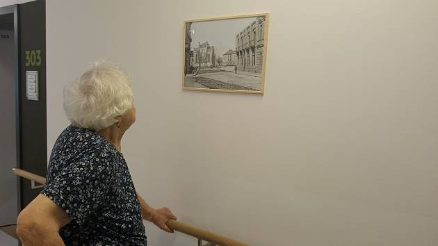 Dobové fotografie z minulých období pomáhají klientům Alzheimercentra Pardubice.