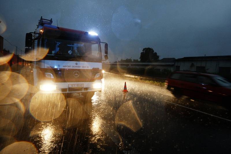 Vítr utrhl plechovou střechu skladu v Rosicích nad Labem a odnesl ji přes na silnici I/37. Plechy museli hasiči rozřezat a odstranit ze čtyř pruhů vozovky. 