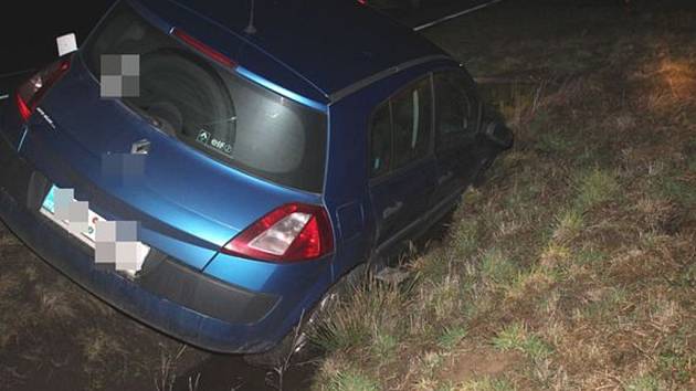 Opilý řidič auto naštěstí jen uklidil do příkopu