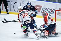 Hokejové utkání Tipsport extraligy v ledním hokeji mezi HC Dynamo Pardubice (v bíločerveném) a Bílý Tygři Liberec (v modrém) v pardudubické Enteria areně.