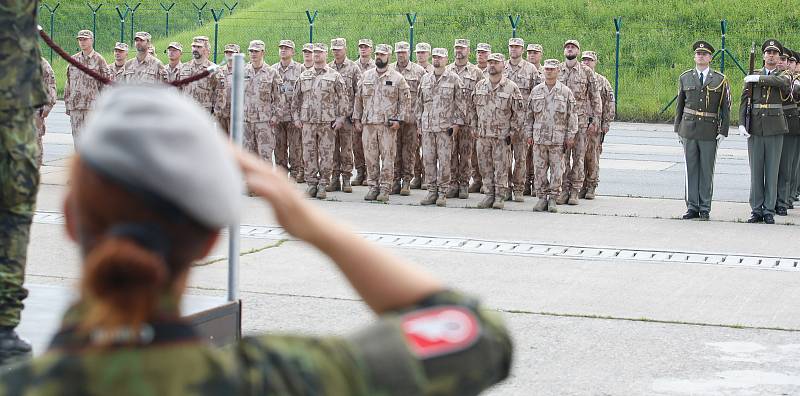 Slavnostní nástup vojáků 20. úkolové uskupení Armády ČR, kteří se vrátili z Afghánistánu, na letišti v Pardubicích.