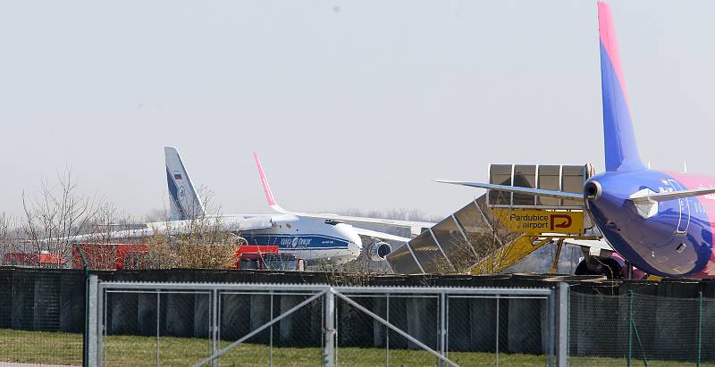 Na pardubickém letišti 1.4. přistál čtvrtý nákladní speciál Antonov An-124-100M Ruslan s dalším nákladem  zdravotnického materiálu a ochranných prostředků.