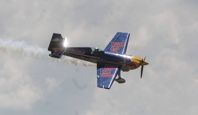 Aviatická pouť na pardubickém letišti, kde součástí programu bylo i Red Bull Air Race Demo poprvé v České republice.