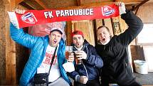 Fanoušci po vládních covid opatřeních mohli v omezeném počtu poprvé vyrazit na fotbal a dát si tradiční klobásu a točené pivo na fotbalovém utkání Fortuna ligy mezi FK Pardubice a MFK Karviná na Městském stadionu Ďolíček v Praze.