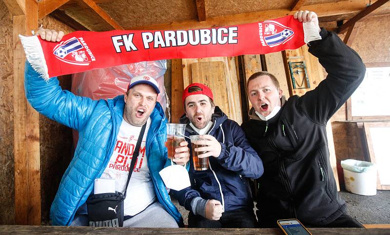 Fanoušci po vládních covid opatřeních mohli v omezeném počtu poprvé vyrazit na fotbal a dát si tradiční klobásu a točené pivo na fotbalovém utkání Fortuna ligy mezi FK Pardubice a MFK Karviná na Městském stadionu Ďolíček v Praze.