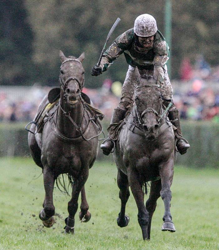 Velká pardubická je velkou sportovní i společenskou událostí.