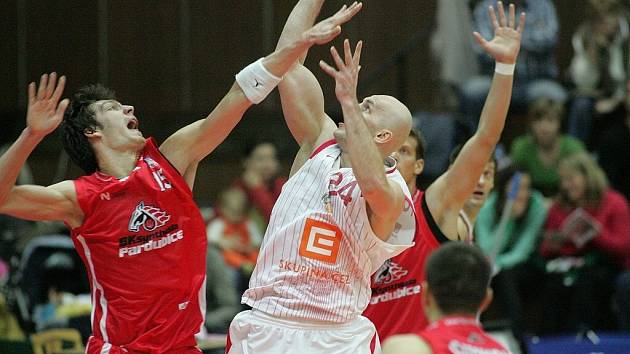 BASKETBALISTÉ Pardubic vzdorovali Nymburku jen první čtvrtinu.