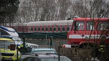 Muž u Černé za Bory odstavil automobil a lehl do kolejiště. Usmrtil jej vlak.