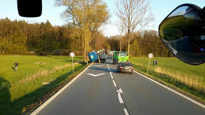 Tahač převážel druhý tahač. Mezi Vysokou u Holic a Jaroslaví pak jejich nehoda zablokovala silnici I/35.