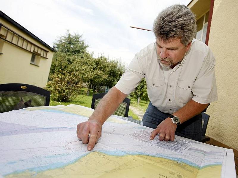 TAKHLE PLAVALA... Deníku se podařil kapitální úlovek. Zásluhou Michala Štěrby, trenéra a otce v jedné osobě, se dostal k originální mapě. Na ní je vyznačena trajektorie plavby jeho dcery přes kanál La Manche. Start byl tradičně na Shakespearově pláži.