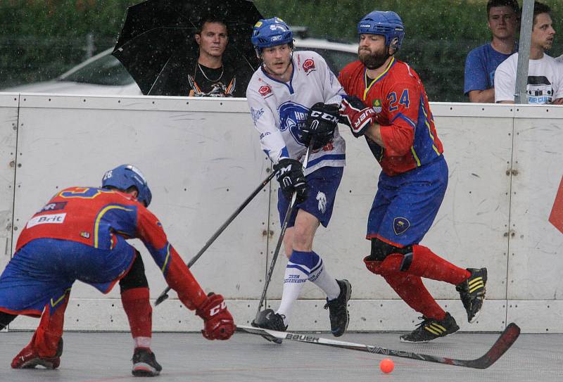 Čtvrté finále hokejbalové play-off CROSSDOCK extraligy mezi HBC Autosklo-H.A.K. Pardubice (v bílomodrém) a  HC Kert Park Praha(v červeném) na hřišri v Polabinách.