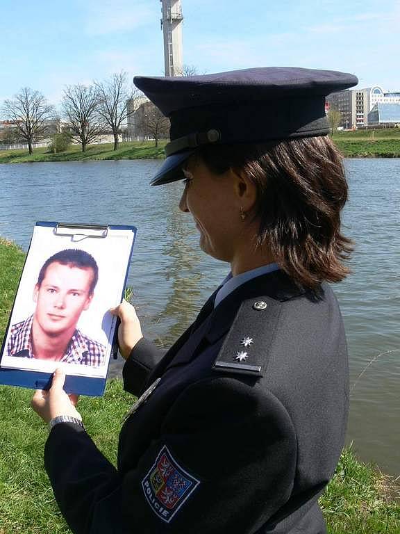 Policejní tisková mluvčí ukazuje aktuální fotografii zmizelého studenta.