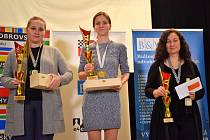 Tři nejlepší hráčky mistrovství ČR v bleskovém šachu: zleva Nataša Richterová, Tereza Rodshtein, Olga Sikorová.