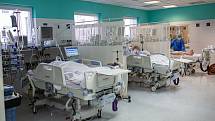 Zdravotnický personál se stará o COVID pacienty na ARO v Nemocnici Ryhnov nad Kněžnou. Již v několikáté vlně a stále pozitivní personál a lidský přístup jako by se starali o své příbuzné..
