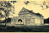 V roce 1877 zřídila obec letní tělocvičnu na Olšinkách. V zimě se cvičilo v reálce. Až v roce 1919 se rozhodlo o stavbě sokolovny na Olšinkách a ta byla dokončena v roce 1923.