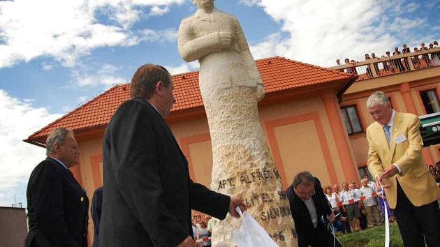 Slavnosti v Sezemicích, odhalení sochy Alfréda Bartoše