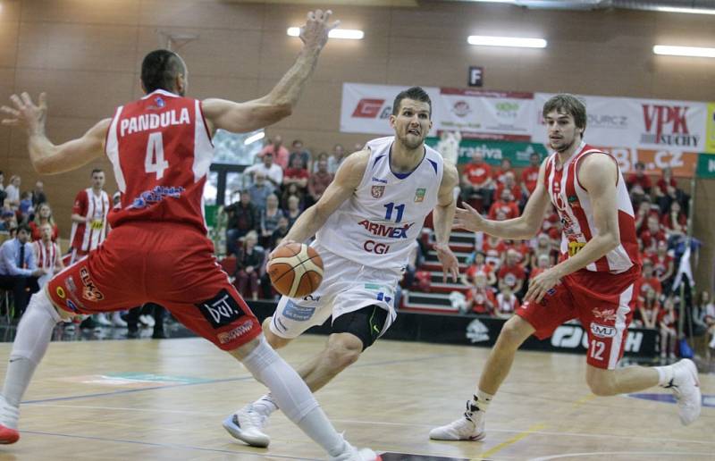 2. semifinále basketbalové Kooperativa NBL mezi BK JIP Pardubice (v bíločerném) a BK Armax Děčín (v černém).