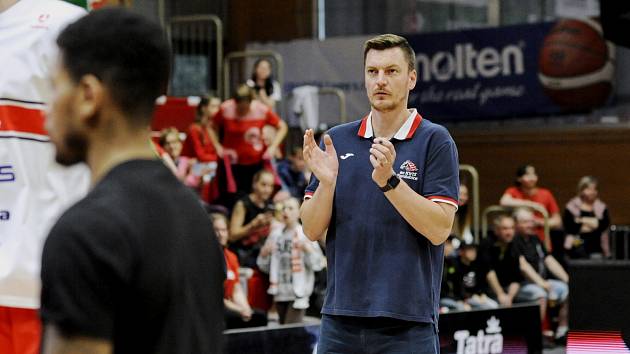 Sportovní ředitel BK KVIS Pardubice, Radek Nečas, se pro letošní sezonu přesunul z hlediště na palubovku k trenérskému štábu.