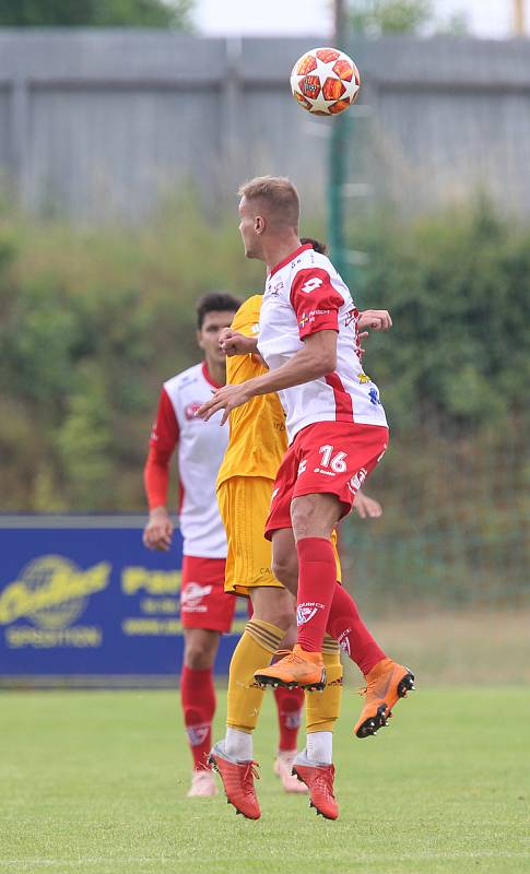 Fotbalová příprava: FK Pardubice (v červenobílém) a Dukla Praha B (ve žlutém) na hřišti Na Dolíčku.