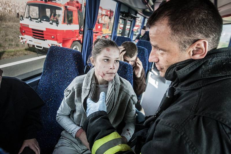 Lehce zraněným pomáhají hasiči i psychologové v přistaveném autobuse. 