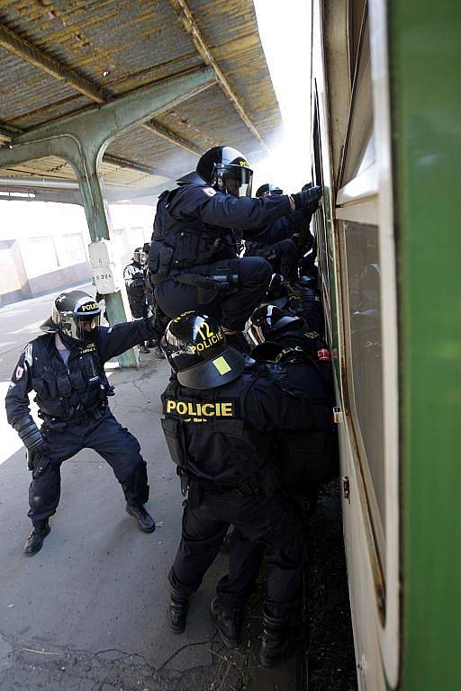 K výtržníkům ve vlaku se musí policisté doslova probít