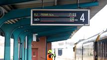 Personál vlaku nechal jednotku s 50 pasažéry zastavit na nádraží v Pardubicích kvůli podezření, že čtyři lidé italské národnosti jsou nakažení koronavirem.
