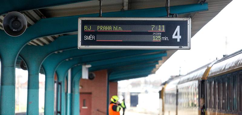 Personál vlaku nechal jednotku s 50 pasažéry zastavit na nádraží v Pardubicích kvůli podezření, že čtyři lidé italské národnosti jsou nakažení koronavirem.