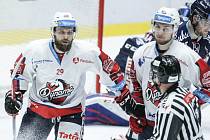 Hokejové utkání Tipsport extraligy v ledním hokeji mezi HC Dynamo Pardubice (bílém) a HC Vítkovice Ridera (v modrém) v pardudubické ČSOB pojišťovna ARENA.