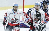 Hokejové utkání Tipsport extraligy v ledním hokeji mezi HC Dynamo Pardubice (bílém) a HC Vítkovice Ridera (v modrém) v pardudubické ČSOB pojišťovna ARENA.