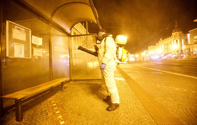 Města a obce po celém Pardubickém kraji dezinfikují zastávky, dětská hřiště a další frekventovaná místa. Pomáhají jim hasiči.