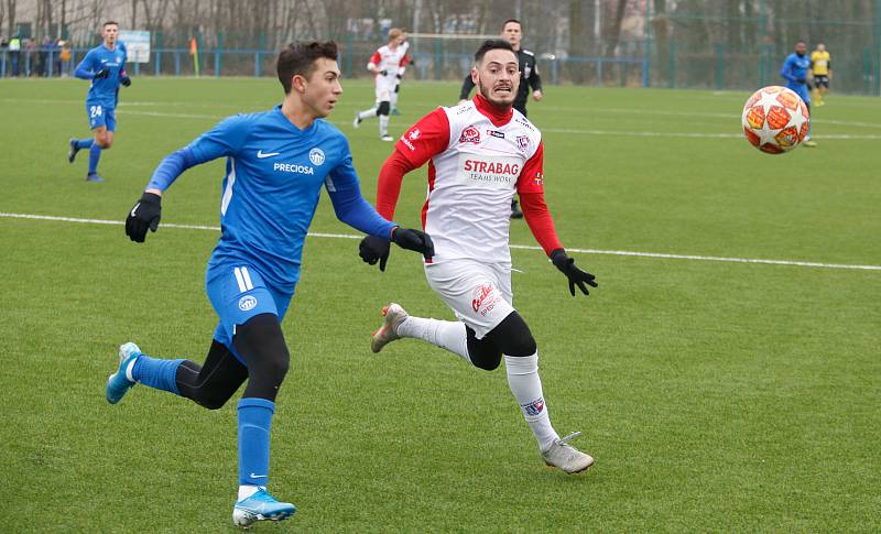 Přípravné utkání Fortuna národní ligy mezi FK Pardubice (ve červenobílém) a FC Slovan Liberec (v modrém) na hřišti v Ohrazenicích v Pardubicích.