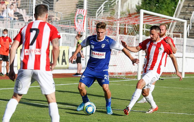 Utkání Fotbalové národní ligy mezi FK Viktoria Žižkov (v bíločerveném) a FK Pardubice (v modrém).