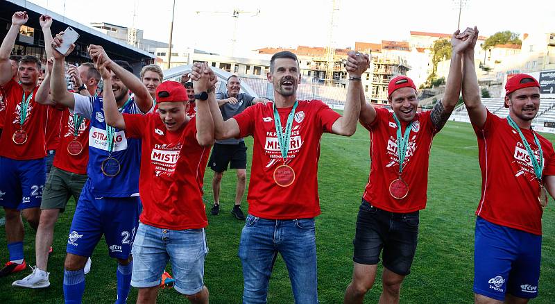 Utkání Fotbalové národní ligy mezi FK Viktoria Žižkov (v bíločerveném) a FK Pardubice (v modrém).