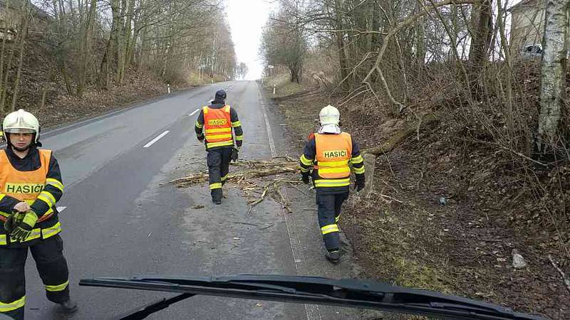 Silný vítr potrápil Pardubický kraj.