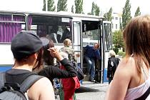 O náhradní dopravu cestujících se starají autobusy